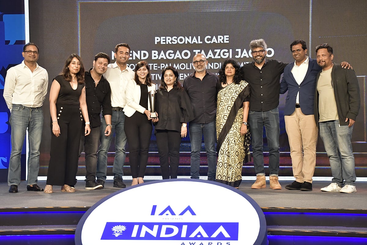 Winning team from Colgate-Palmolive (India) Ltd, Ogilvy India & Wavemaker with Presenters Pulkit Trivedi, Managing Director – India, Snap Inc & Nandini Dias, Honorary Secretary, IAA India Chapter

